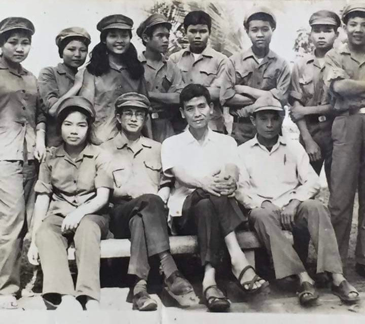 Các cán bộ phụ trách đào tạo của TTXVN - các nhà báo Phan Thành Nghiêm (thứ hai từ phải sang), Trương Đức Anh (thứ ba từ phải sang) cùng các học viên khóa cán bộ đầu tiên TTXVN đào tạo cho SPK (năm 1979 ).