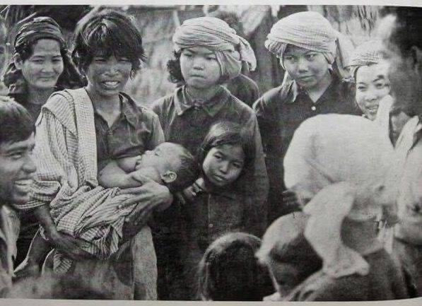 Người dân Svay Riêng trở về quê cũ trong ngày đầu được giải phóng. Ảnh: PV TTXVN Lê Cương (chụp trên đường hành quân cùng các chiến sĩ tình nguyện Việt Nam). Người dân Svay Riêng trở về quê cũ trong ngày đầu được giải phóng. Ảnh: PV TTXVN Lê Cương (chụp trên đường hành quân cùng các chiến sĩ tình nguyện Việt Nam).