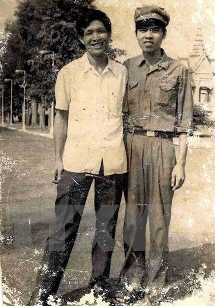 Các cán bộ kỹ thuật TTXVN Trương Việt Cường và Đỗ Sỹ Mến trong đoàn chuyên gia giúp SPK (Phnom Penh, 1/1979 ) Các cán bộ kỹ thuật TTXVN Trương Việt Cường và Đỗ Sỹ Mến trong đoàn chuyên gia giúp SPK (Phnom Penh, 1/1979 )