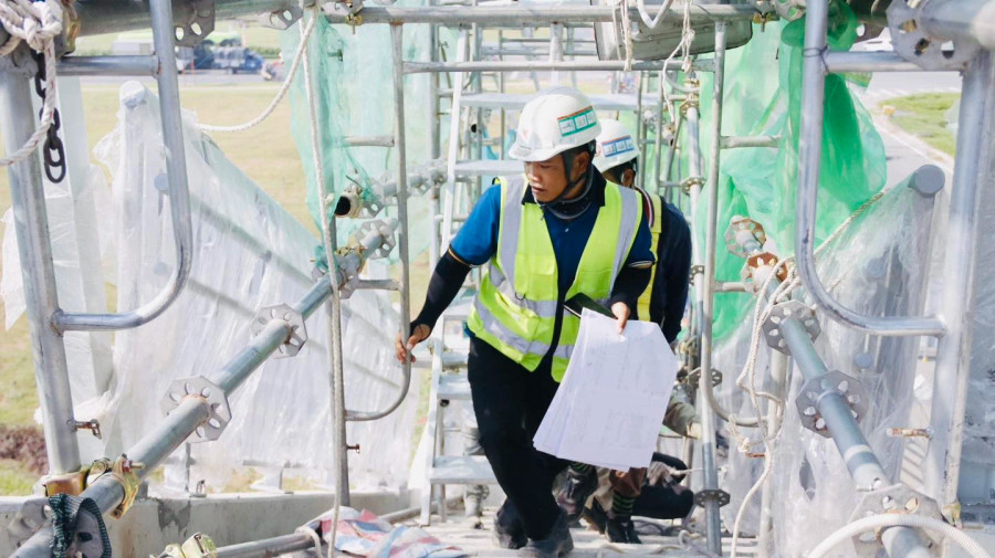 Hiện nay, bên cạnh việc đẩy nhanh công tác di dời hạ tầng kỹ thuật để thi công đồng bộ kết cấu phần dưới (cọc khoan nhồi, trụ, đài cọc), Ban Quản lý Đường sắt đô thị (MAUR - chủ đầu tư) đã phối hợp Tổng thầu EPC của gói thầu số 2 là Liên danh SCC tiến hành lắp đặt kết cấu phần trên (bao gồm: dầm bê tông cốt thép, dự ứng lực; kết cấu mái vòm thép; tấm lợp mái; hệ thống cơ điện và bảng hiệu,….) tại các ga Khu công nghệ cao và Bình Thái. Dự kiến hạng mục kiến trúc của 2 nhà ga này sẽ hoàn thành trước tết nguyên đán năm nay Hiện nay, bên cạnh việc đẩy nhanh công tác di dời hạ tầng kỹ thuật để thi công đồng bộ kết cấu phần dưới (cọc khoan nhồi, trụ, đài cọc), Ban Quản lý Đường sắt đô thị (MAUR - chủ đầu tư) đã phối hợp Tổng thầu EPC của gói thầu số 2 là Liên danh SCC tiến hành lắp đặt kết cấu phần trên (bao gồm: dầm bê tông cốt thép, dự ứng lực; kết cấu mái vòm thép; tấm lợp mái; hệ thống cơ điện và bảng hiệu,….) tại các ga Khu công nghệ cao và Bình Thái. Dự kiến hạng mục kiến trúc của 2 nhà ga này sẽ hoàn thành trước tết nguyên đán năm nay