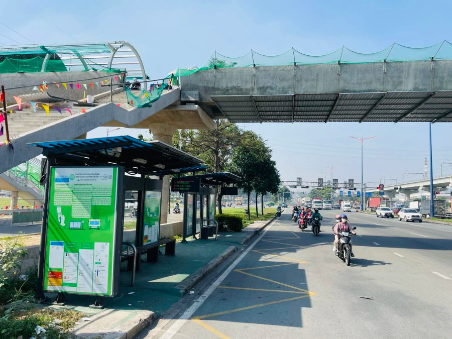 Ở phía còn lại, cầu vượt qua xa lộ và đường song hành phải, giúp khách an toàn ra vào nhà ga do không phải qua đường Ở phía còn lại, cầu vượt qua xa lộ và đường song hành phải, giúp khách an toàn ra vào nhà ga do không phải qua đường