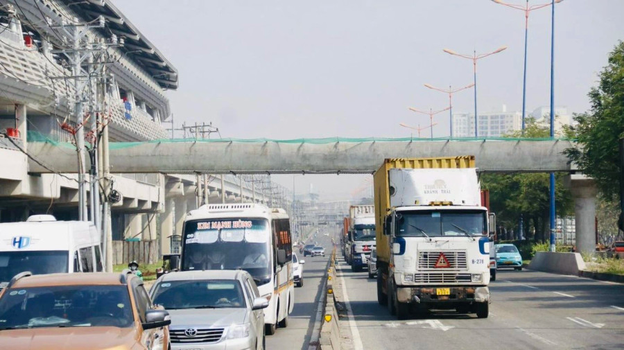 Công tác thi công này được lập kế hoạch chi tiết theo từng giai đoạn thi công (phạm vi và thời gian rào chắn, phân luồng giao thông, công tác biển bảo, lưới bảo vệ...) để tránh ảnh hưởng tối đa và đảm bảo an toàn cho các phương tiện giao thông hàng ngày tại khu vực Công tác thi công này được lập kế hoạch chi tiết theo từng giai đoạn thi công (phạm vi và thời gian rào chắn, phân luồng giao thông, công tác biển bảo, lưới bảo vệ...) để tránh ảnh hưởng tối đa và đảm bảo an toàn cho các phương tiện giao thông hàng ngày tại khu vực