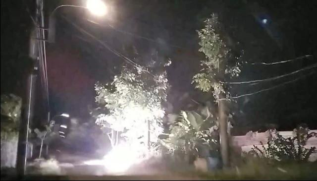 Quả pháo phát nổ, khói bụi mịt mù Quả pháo phát nổ, khói bụi mịt mù