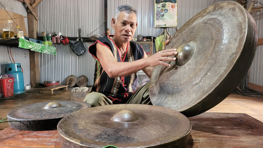 Già A Phênh với bộ cồng chiêng mà già dùng để truyền dạy nghệ thuật cồng chiêng Già A Phênh với bộ cồng chiêng mà già dùng để truyền dạy nghệ thuật cồng chiêng