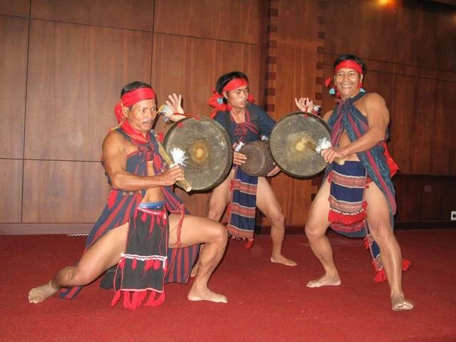 Biểu diễn đấu chiêng ở lễ hội Sắc quê Quảng Ngãi Biểu diễn đấu chiêng ở lễ hội Sắc quê Quảng Ngãi