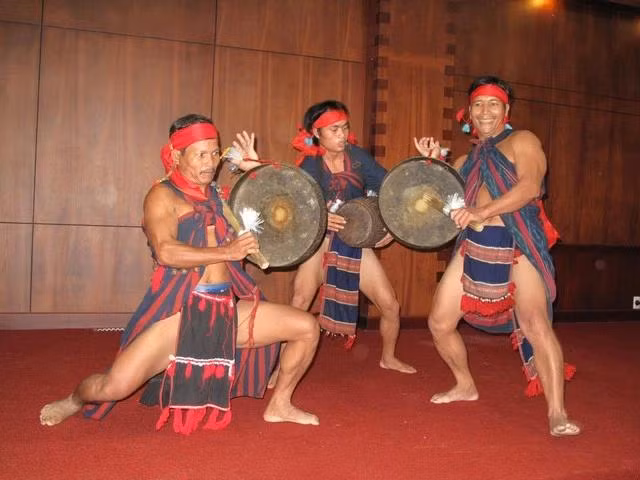 Biểu diễn đấu chiêng ở lễ hội Sắc quê Quảng Ngãi Biểu diễn đấu chiêng ở lễ hội Sắc quê Quảng Ngãi