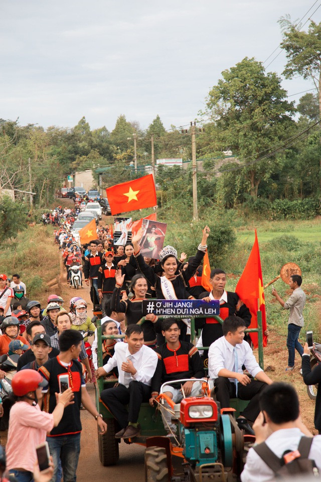 Ngày đăng quang hoa hậu, H'Hen Niê trở về làng Ngày đăng quang hoa hậu, H'Hen Niê trở về làng