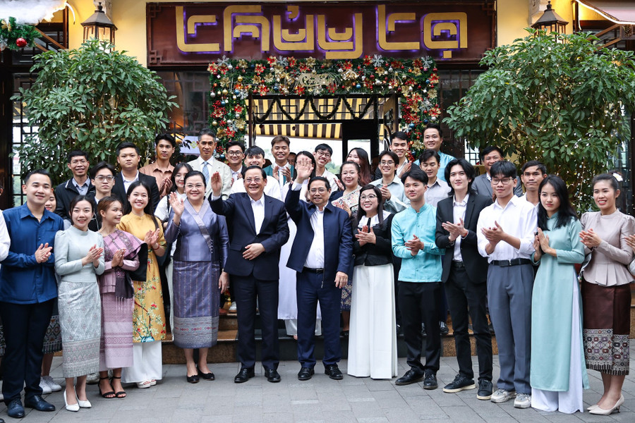 Thủ tướng Phạm Minh Chính và Phu nhân cùng Thủ tướng CHDCND Lào Sonexay Siphandone và Phu nhân chụp ảnh trước nhà hàng Thuỷ Tạ bên hồ Hoàn Kiếm. Ảnh: Đoàn Bắc