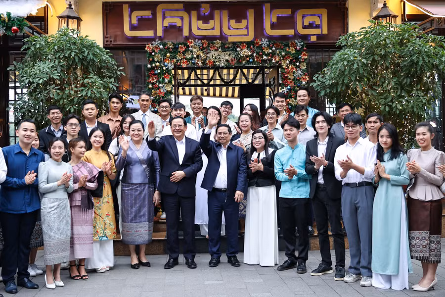 Thủ tướng Phạm Minh Chính và Phu nhân cùng Thủ tướng CHDCND Lào Sonexay Siphandone và Phu nhân chụp ảnh trước nhà hàng Thuỷ Tạ bên hồ Hoàn Kiếm. Ảnh: Đoàn Bắc