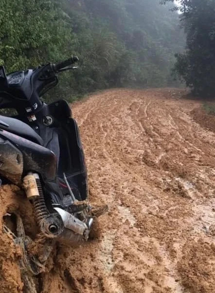 Con đường đến trường đầy bùn đất do cô giáo Lê Sương Sương chụp lại