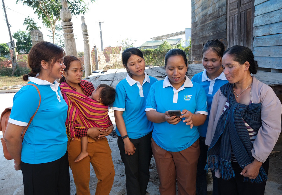 Cán bộ Hội LHPN xã biên giới Ia Púch (huyện Chư Prông) tuyên truyền, vận động hội viên về sự hữu ích của ứng dụng công nghệ thông tin trong đời sống. Ảnh: M.C