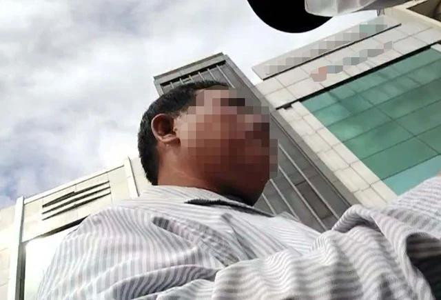 Người đàn ông làm "cò" cho Vũ Phạm, chặn đầu xe chào mời mua pháo nổ Người đàn ông làm "cò" cho Vũ Phạm, chặn đầu xe chào mời mua pháo nổ