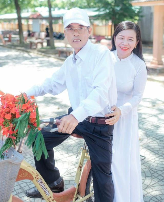 O Chi và ông Diệm trong ngày hội khóa (1979 - 1982) năm 2022 O Chi và ông Diệm trong ngày hội khóa (1979 - 1982) năm 2022