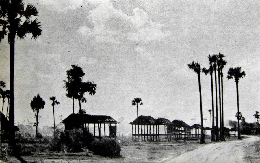 Người dân Svay Riêng trở về quê cũ trong ngày đầu được giải phóng. Ảnh: PV TTXVN Lê Cương (chụp trên đường hành quân cùng các chiến sĩ tình nguyện Việt Nam). Người dân Svay Riêng trở về quê cũ trong ngày đầu được giải phóng. Ảnh: PV TTXVN Lê Cương (chụp trên đường hành quân cùng các chiến sĩ tình nguyện Việt Nam).