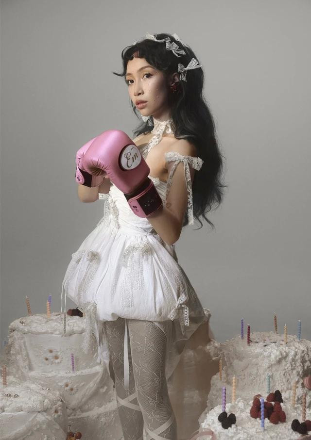 Kèm theo album, Mỹ Anh trình làng bộ ảnh mới. Cô gây ấn tượng bởi hình ảnh trưởng thành Kèm theo album, Mỹ Anh trình làng bộ ảnh mới. Cô gây ấn tượng bởi hình ảnh trưởng thành