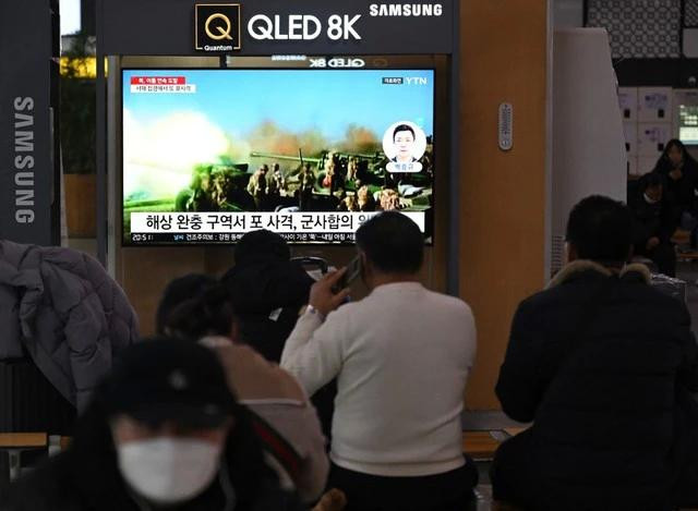 Người dân Hàn Quốc tại một ga xe điện ở Soeul theo dõi tin tức về Triều Tiên nã pháo hôm 6.1