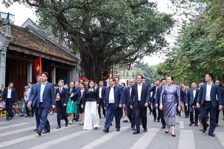 Thủ tướng Phạm Minh Chính và Phu nhân cùng Thủ tướng CHDCND Lào Sonexay Siphandone và Phu nhân tham quan không gian văn hoá, lịch sử ở trung tâm thủ đô Hà Nội. Ảnh: Đoàn Bắc