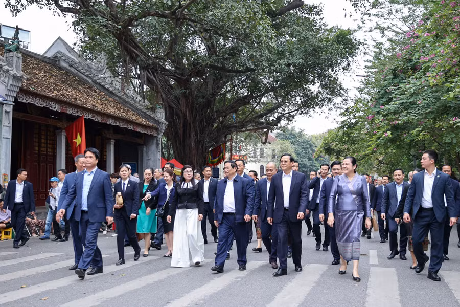 Thủ tướng Phạm Minh Chính và Phu nhân cùng Thủ tướng CHDCND Lào Sonexay Siphandone và Phu nhân tham quan không gian văn hoá, lịch sử ở trung tâm thủ đô Hà Nội. Ảnh: Đoàn Bắc