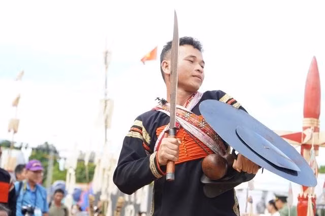 Từ đây, chàng trai đã chính thức trưởng thành và có thể gánh vác những công việc trọng đại của gia đình, làng bản