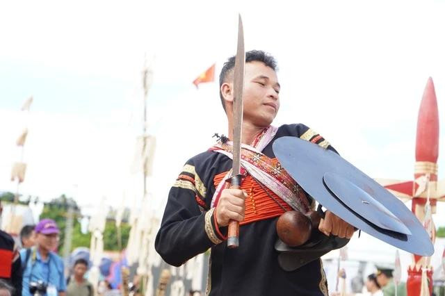 Từ đây, chàng trai đã chính thức trưởng thành và có thể gánh vác những công việc trọng đại của gia đình, làng bản