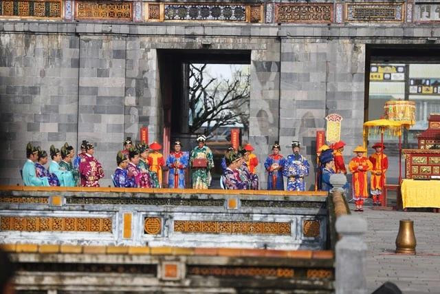 Hình ảnh lịch được đưa từ Khâm Thiên giám ra Ngọ Môn để phát cho các quan viên và địa phương Hình ảnh lịch được đưa từ Khâm Thiên giám ra Ngọ Môn để phát cho các quan viên và địa phương