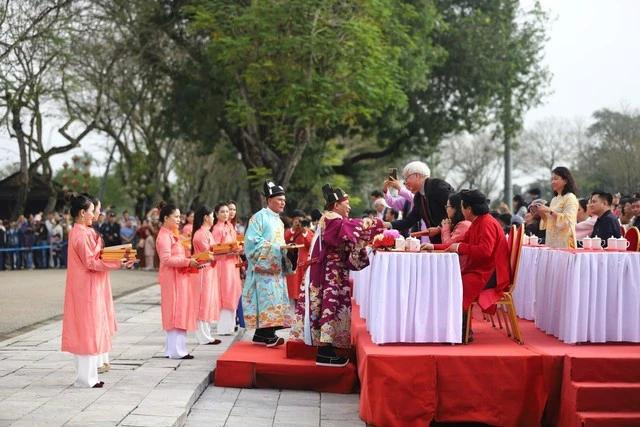 Tặng lịch năm mới cho các đại biểu và du khách tham gia chương trình Tặng lịch năm mới cho các đại biểu và du khách tham gia chương trình