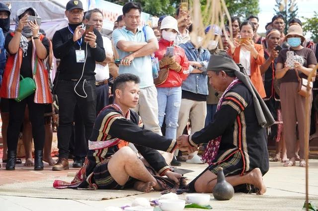 Già làng làm lễ tháo kông (vòng tay) cho chàng trai trong lễ cúng trưởng thành của người Ê Đê
