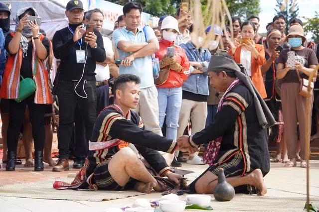 Già làng làm lễ tháo kông (vòng tay) cho chàng trai trong lễ cúng trưởng thành của người Ê Đê