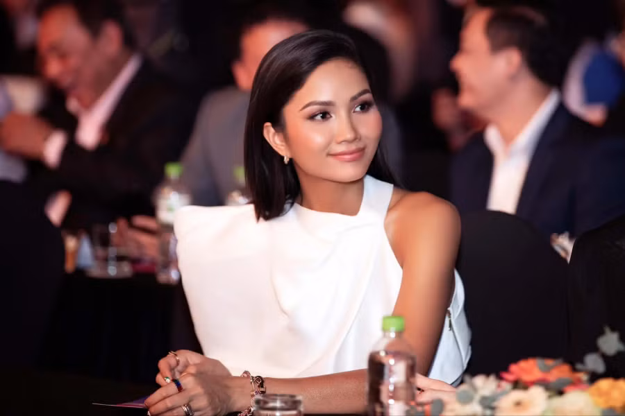 Đến tháng 4.2023, H'Hen Niê xác nhận “đường ai nấy đi” với bạn trai khiến nhiều khán giả tiếc nuối. Cô chia sẻ: “Chuyện tình cảm của tôi hiện tại đã dừng lại. Tôi rất trân trọng quãng thời gian đó. Lần đầu tiên tôi yêu nên những cảm xúc ấy cho tôi thật nhiều kỷ niệm đẹp và ý nghĩa. Tôi nghĩ rằng chữ duyên rất khó lý giải và cảm ơn vì cùng tôi trong những tháng năm qua”