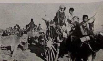 Người dân Svay Riêng trở về quê cũ trong ngày đầu được giải phóng. Ảnh: PV TTXVN Lê Cương (chụp trên đường hành quân cùng các chiến sĩ tình nguyện Việt Nam). Người dân Svay Riêng trở về quê cũ trong ngày đầu được giải phóng. Ảnh: PV TTXVN Lê Cương (chụp trên đường hành quân cùng các chiến sĩ tình nguyện Việt Nam).