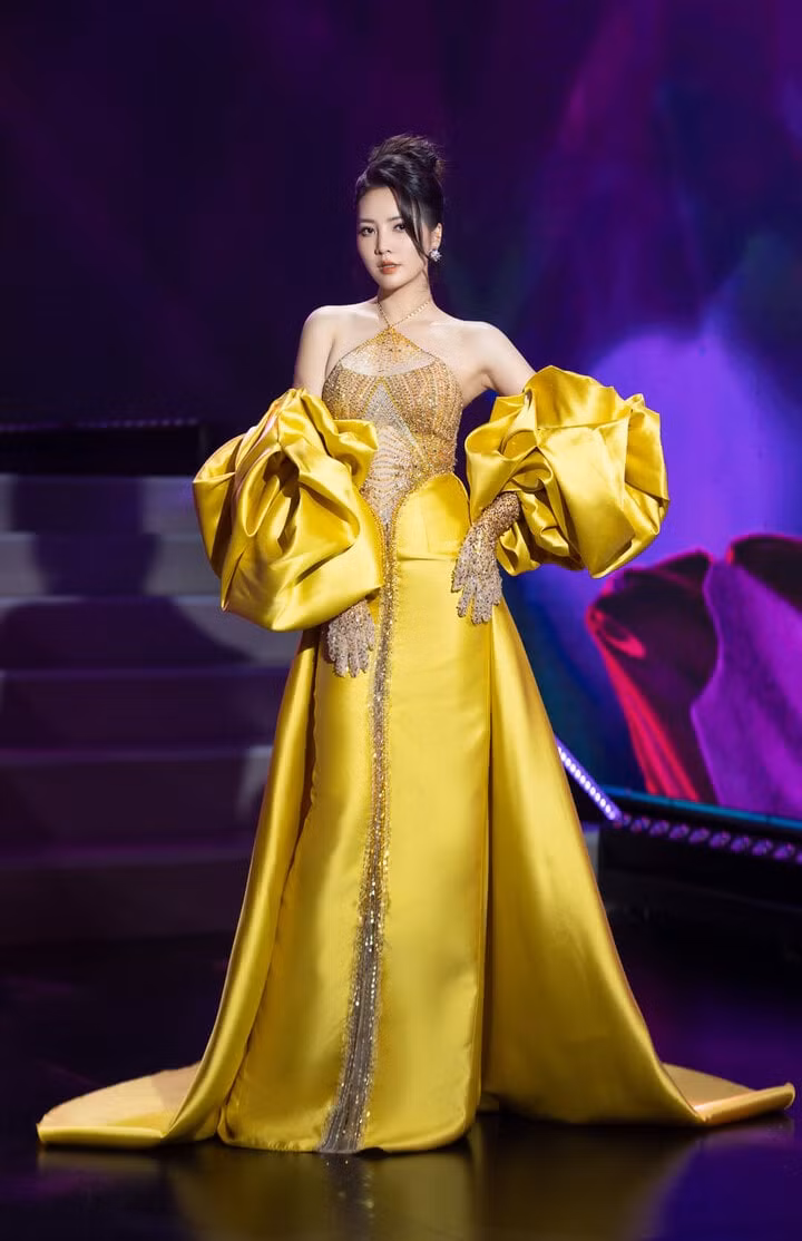 Dù đoạt Á hậu cuộc thi Hoa hậu Việt Nam 2008 và làm MC nổi tiếng của VTV nhưng Thụy Vân dường như chưa bao giờ tiết lộ về ông xã của mình. Chồng nữ MC đến giờ vẫn là một ẩn số trong mắt nhiều người. Cũng bởi vì kín tiếng chuyện tình cảm nên thi thoảng Thụy Vân lại đối diện tin đồn ly hôn. Tuy nhiên, chia sẻ với phóng viên VTC News, người đẹp cho biết: “Tôi lấy chồng đã hơn một thập kỷ nhưng trong mắt nhiều người, ông xã tôi vẫn luôn là ẩn số. Tôi cảm ơn sự quan tâm của mọi người, nhưng thời điểm này tôi vẫn phải xin khẳng định, tôi và ông xã vẫn hạnh phúc bên nhau”.