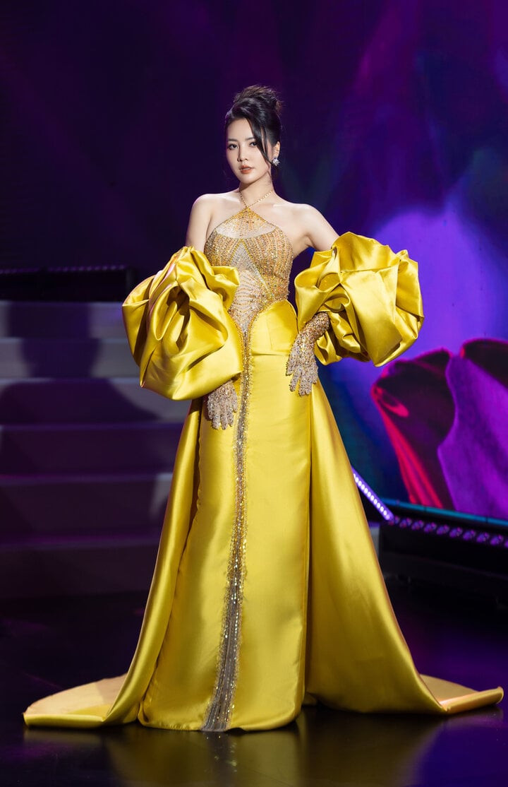 Dù đoạt Á hậu cuộc thi Hoa hậu Việt Nam 2008 và làm MC nổi tiếng của VTV nhưng Thụy Vân dường như chưa bao giờ tiết lộ về ông xã của mình. Chồng nữ MC đến giờ vẫn là một ẩn số trong mắt nhiều người. Cũng bởi vì kín tiếng chuyện tình cảm nên thi thoảng Thụy Vân lại đối diện tin đồn ly hôn. Tuy nhiên, chia sẻ với phóng viên VTC News, người đẹp cho biết: “Tôi lấy chồng đã hơn một thập kỷ nhưng trong mắt nhiều người, ông xã tôi vẫn luôn là ẩn số. Tôi cảm ơn sự quan tâm của mọi người, nhưng thời điểm này tôi vẫn phải xin khẳng định, tôi và ông xã vẫn hạnh phúc bên nhau”. Dù đoạt Á hậu cuộc thi Hoa hậu Việt Nam 2008 và làm MC nổi tiếng của VTV nhưng Thụy Vân dường như chưa bao giờ tiết lộ về ông xã của mình. Chồng nữ MC đến giờ vẫn là một ẩn số trong mắt nhiều người. Cũng bởi vì kín tiếng chuyện tình cảm nên thi thoảng Thụy Vân lại đối diện tin đồn ly hôn. Tuy nhiên, chia sẻ với phóng viên VTC News, người đẹp cho biết: “Tôi lấy chồng đã hơn một thập kỷ nhưng trong mắt nhiều người, ông xã tôi vẫn luôn là ẩn số. Tôi cảm ơn sự quan tâm của mọi người, nhưng thời điểm này tôi vẫn phải xin khẳng định, tôi và ông xã vẫn hạnh phúc bên nhau”.