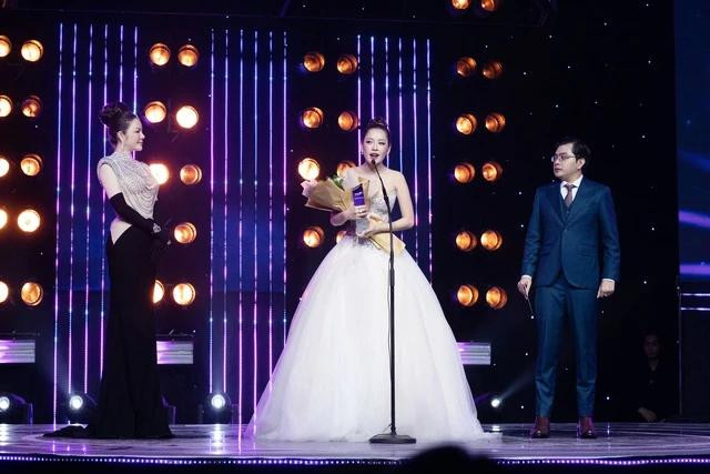 Lý Nhã Kỳ trao giải Mỹ nhân của năm cho Chi Pu