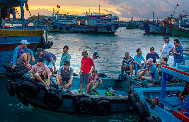 Ngư dân ở đảo Phú Quý giờ đây đã không còn quá lo lắng chuyện rạn Lớn, vì tàu có thiết bị định vị và công suất máy lớn. Ảnh: Văn Chương.