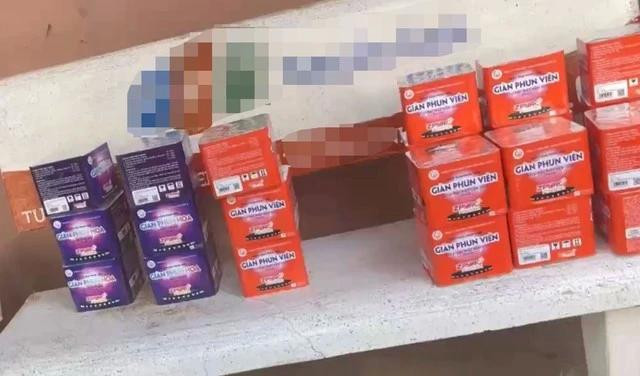 36 hộp pháo chất đống trên ghế đá trước chung cư