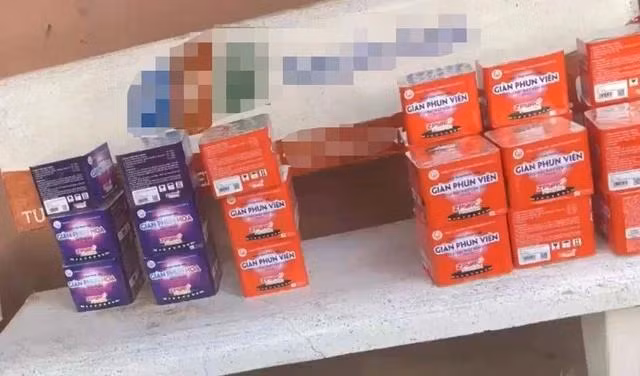 36 hộp pháo chất đống trên ghế đá trước chung cư