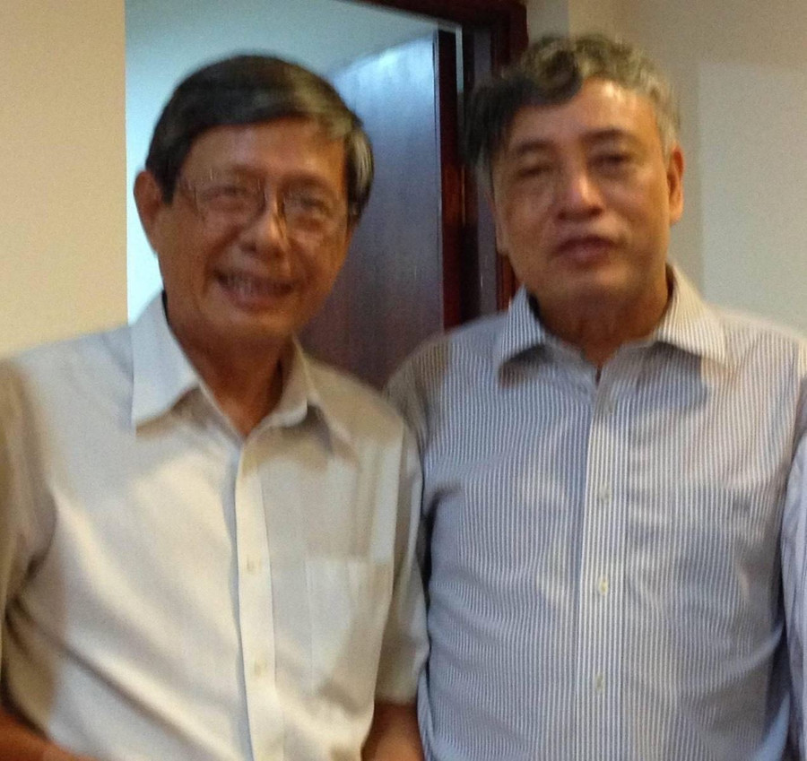 Hai nhà báo Lê Cương (trái) và Trần Mai Hưởng, hai thành viên của tổ phóng viên TTXVN đi cùng Quân đoàn 4 vào giải phóng Phnom Penh đúng ngày 7/1/1979. Hai nhà báo Lê Cương (trái) và Trần Mai Hưởng, hai thành viên của tổ phóng viên TTXVN đi cùng Quân đoàn 4 vào giải phóng Phnom Penh đúng ngày 7/1/1979.