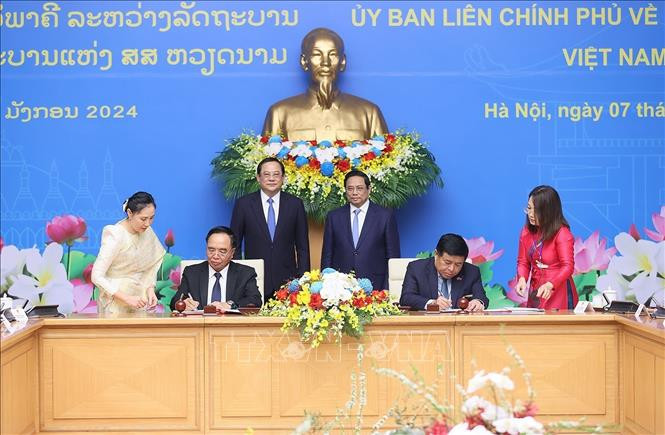 Thủ tướng Phạm Minh Chính và Thủ tướng Lào Sonexay Siphandone chứng kiến ký biên bản Kỳ họp lần thứ 46. Ảnh: Dương Giang/TTXVN