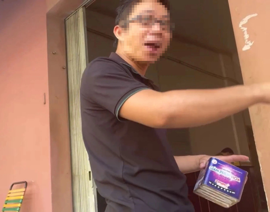 Người đàn ông tên Tuấn Anh mang pháo ra chào mời khách ngay trước chung cư