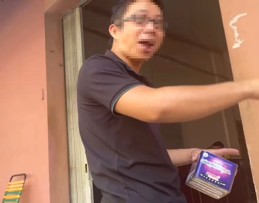 Người đàn ông tên Tuấn Anh mang pháo ra chào mời khách ngay trước chung cư