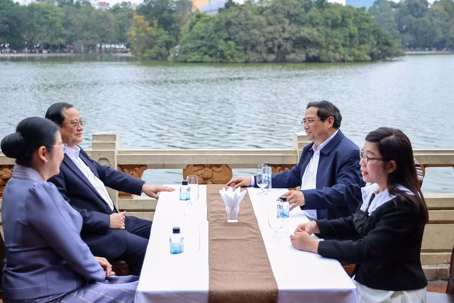 Thủ tướng Phạm Minh Chính và Phu nhân cùng Thủ tướng CHDCND Lào Sonexay Siphandone và Phu nhân uống cà phê trên nhà hàng nằm cạnh hồ Hoàn Kiếm. Ảnh: Đoàn Bắc