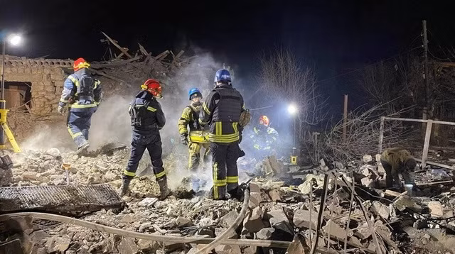 Công tác cứu hộ ở TP Pokrovsk, phía Đông Ukraine, sau cuộc tấn công bằng tên lửa của Nga ngày 6-1. Ảnh: Reuters