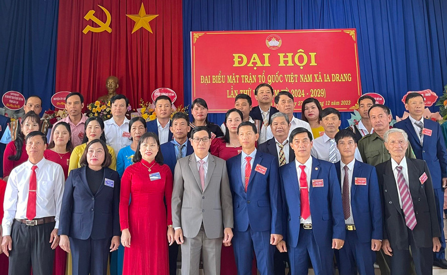 Các thành viên Ủy ban MTTQ Việt Nam xã Ia Drăng (huyện Chư Prông) và đại biểu đi dự đại hội cấp trên ra mắt tại Đại hội. Ảnh: Ngọc Anh