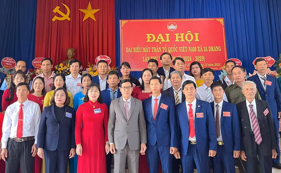 Các thành viên Ủy ban MTTQ Việt Nam xã Ia Drăng (huyện Chư Prông) và đại biểu đi dự đại hội cấp trên ra mắt tại Đại hội. Ảnh: Ngọc Anh