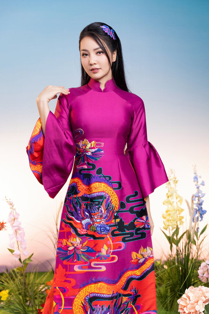 Nhìn lại một năm vừa qua, Á hậu Thụy Vân cũng chia sẻ: “Chúng ta đã trải qua một năm khó khăn về kinh tế, show của tôi cũng giảm đi. Tuy nhiên, thay vì lo lắng, tôi muốn dành thời gian để tập luyện sức khoẻ, trao dồi kỹ năng dẫn chương trình. Tôi luôn sống một cách tích cực để mình không phải hối tiếc phút giây nào. Là một người mẹ, một người phụ nữ trong gia đình, tôi không còn quá nhiều khát vọng hay tham vọng như thủa 19, 20. Hiện tại, tôi chỉ mong cuộc sống của mình luôn khoẻ mạnh, bình an”. Nhìn lại một năm vừa qua, Á hậu Thụy Vân cũng chia sẻ: “Chúng ta đã trải qua một năm khó khăn về kinh tế, show của tôi cũng giảm đi. Tuy nhiên, thay vì lo lắng, tôi muốn dành thời gian để tập luyện sức khoẻ, trao dồi kỹ năng dẫn chương trình. Tôi luôn sống một cách tích cực để mình không phải hối tiếc phút giây nào. Là một người mẹ, một người phụ nữ trong gia đình, tôi không còn quá nhiều khát vọng hay tham vọng như thủa 19, 20. Hiện tại, tôi chỉ mong cuộc sống của mình luôn khoẻ mạnh, bình an”.