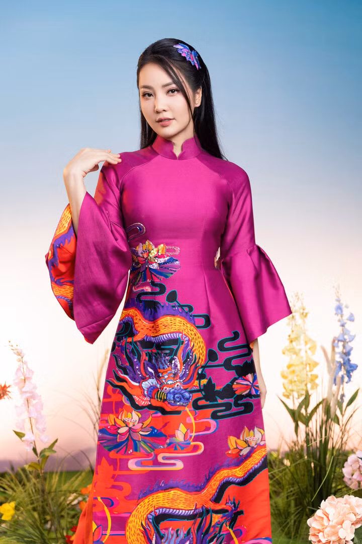 Nhìn lại một năm vừa qua, Á hậu Thụy Vân cũng chia sẻ: “Chúng ta đã trải qua một năm khó khăn về kinh tế, show của tôi cũng giảm đi. Tuy nhiên, thay vì lo lắng, tôi muốn dành thời gian để tập luyện sức khoẻ, trao dồi kỹ năng dẫn chương trình. Tôi luôn sống một cách tích cực để mình không phải hối tiếc phút giây nào. Là một người mẹ, một người phụ nữ trong gia đình, tôi không còn quá nhiều khát vọng hay tham vọng như thủa 19, 20. Hiện tại, tôi chỉ mong cuộc sống của mình luôn khoẻ mạnh, bình an”.