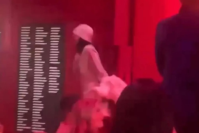 Hình ảnh Lisa BlackPink vào hộp đêm thoát y lan truyền mạng xã hội