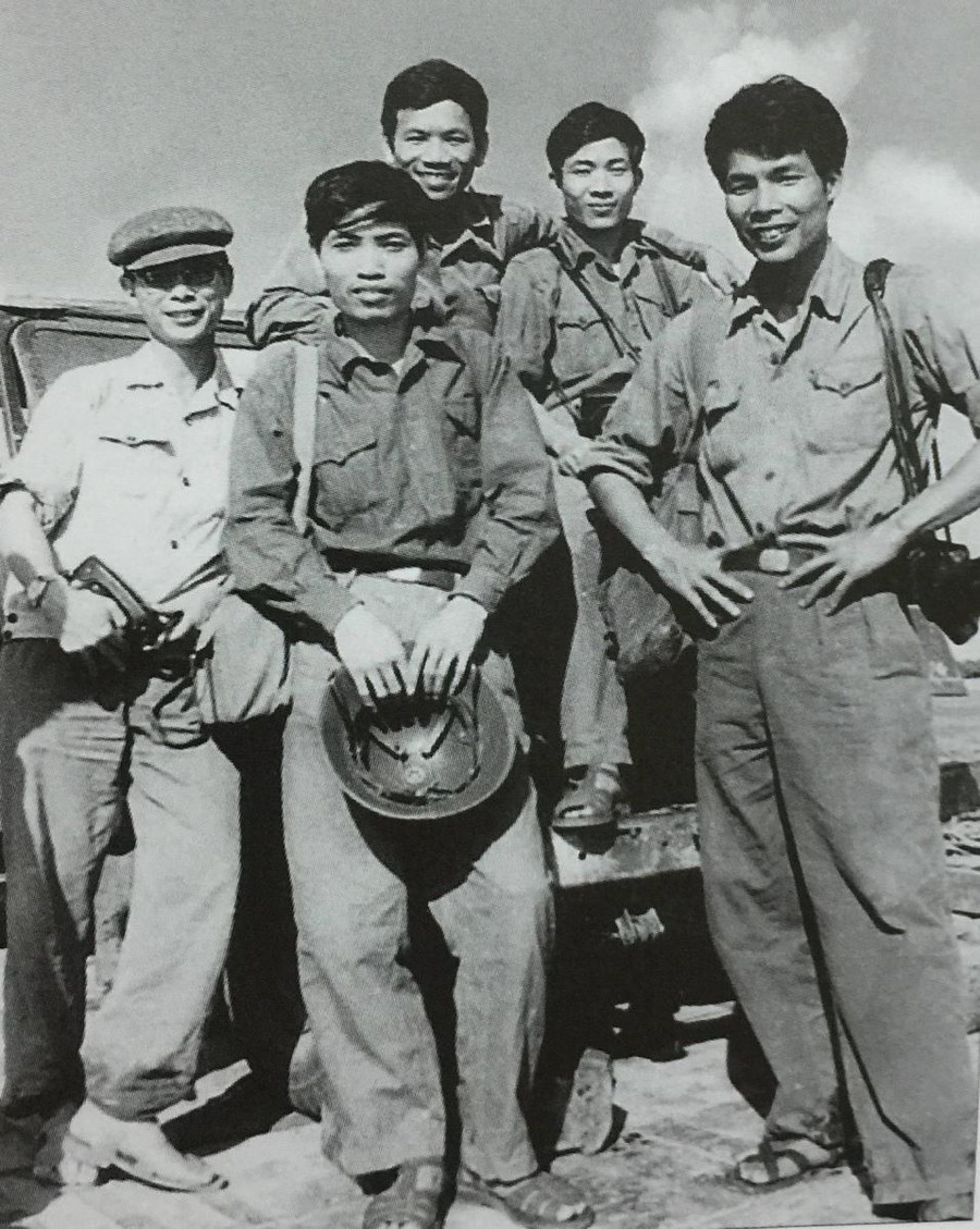 Các nhà báo trên đường hành quân cùng Quân đoàn 3 từ Công Pông Chàm về giải phóng Xiêm Riệp. Từ trái sang: Nhà báo Văn Lục - phóng viên chương trình phát thanh QĐND; các nhà báo của TTXVN: Trần Mai Hưởng, Lê Trọng Thư, Phạm Nhật Nam, Phạm Thanh Hải. Ảnh: Bùi Tiến Lợi, 1/1979.