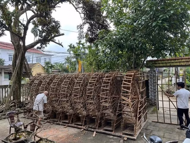 Bờ xe nước 9 bánh do nghệ nhân Mai Văn Quýt (Quảng Ngãi) thực hiện Bờ xe nước 9 bánh do nghệ nhân Mai Văn Quýt (Quảng Ngãi) thực hiện