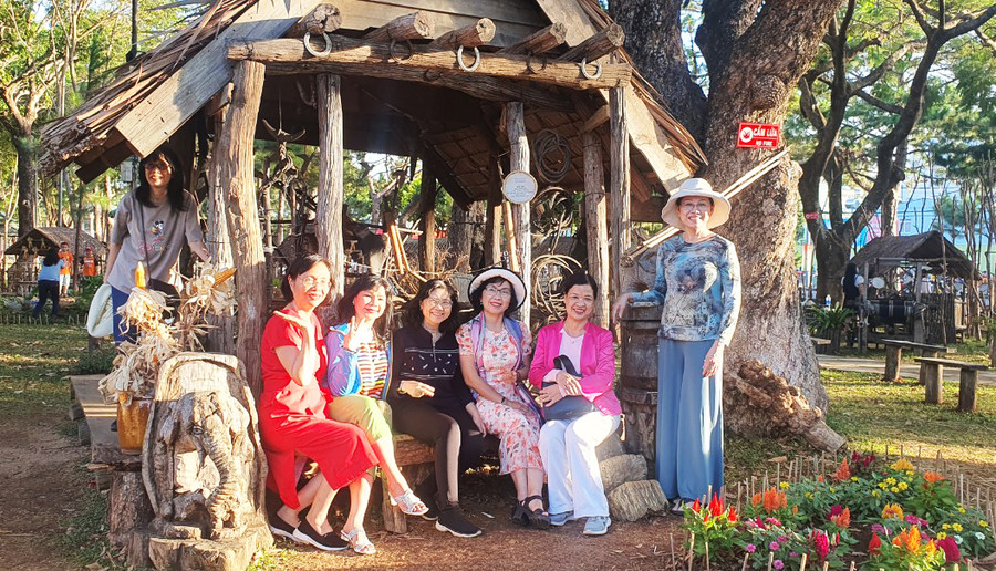 Du khách chụp ảnh trong không gian trưng bày “Thiên đường Tây Nguyên-Gia Lai” tại Quảng trường Đại Đoàn Kết (TP. Pleiku). Ảnh: Lê Hà Du khách chụp ảnh trong không gian trưng bày “Thiên đường Tây Nguyên-Gia Lai” tại Quảng trường Đại Đoàn Kết (TP. Pleiku). Ảnh: Lê Hà